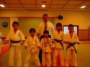 泉空手の支部長と生徒